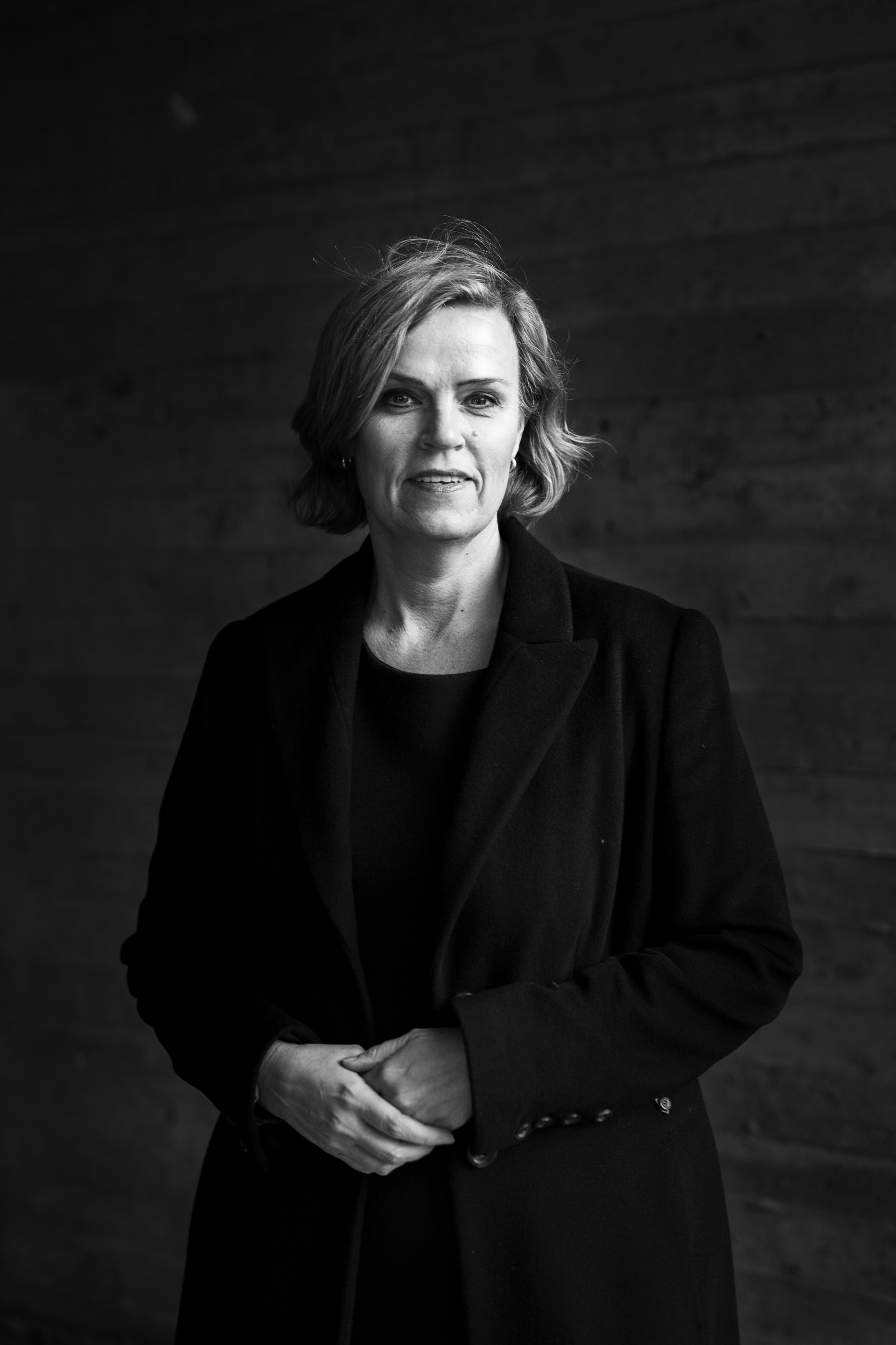 En person i svart dress