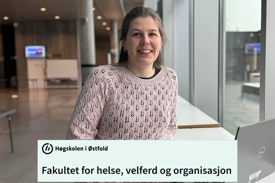 En person som sitter ved et skrivebord