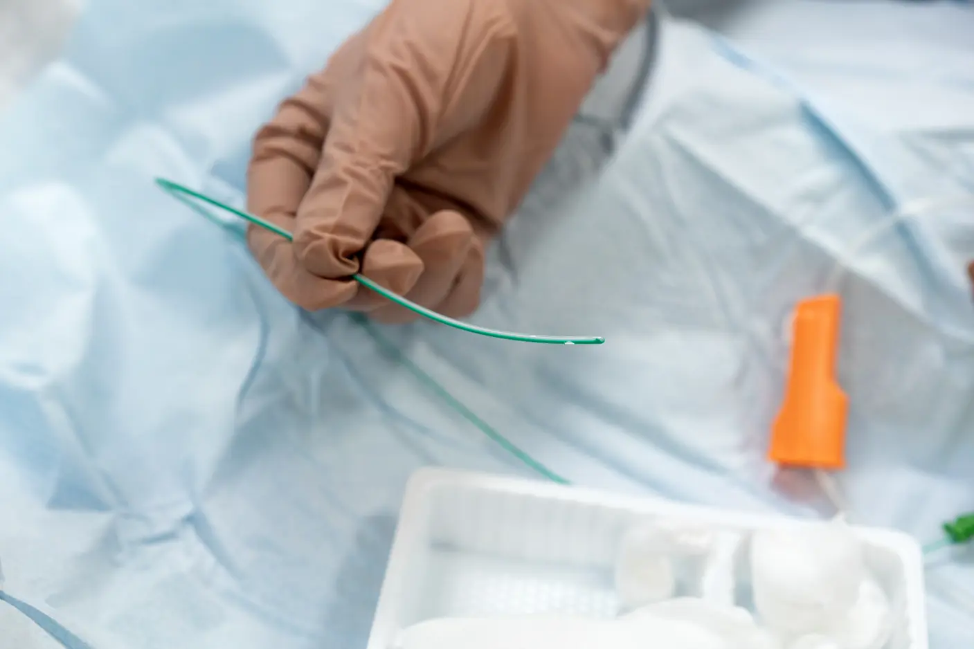 En person som holder et kateter