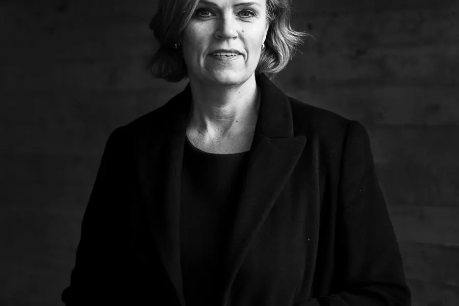 En person i svart dress