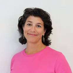 En person i en rosa skjorte