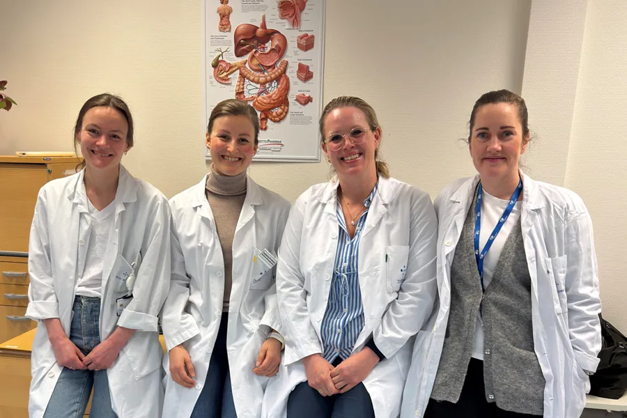 En gruppe kvinner i hvite laboratoriefrakker