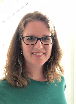 En kvinne med briller