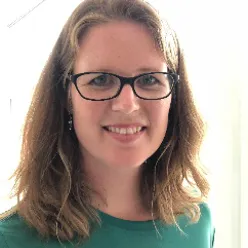 En kvinne med briller