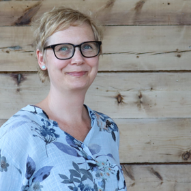 En kvinne som bruker briller