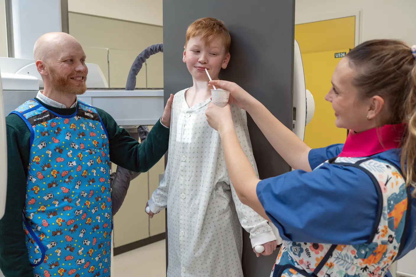 Gutt drikke kontrastvæske før røntgenbilde