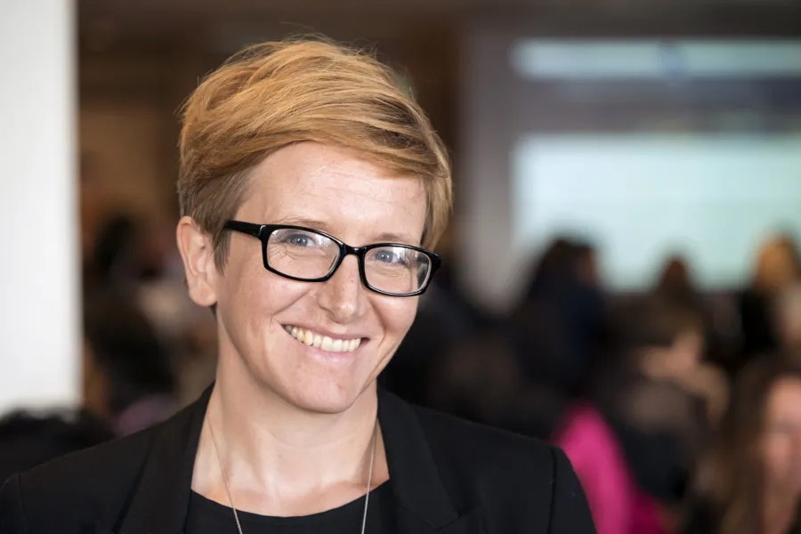 En person som bruker briller