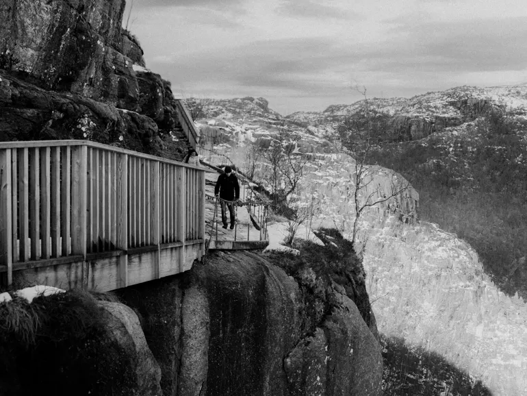 En mann på Preikestolen