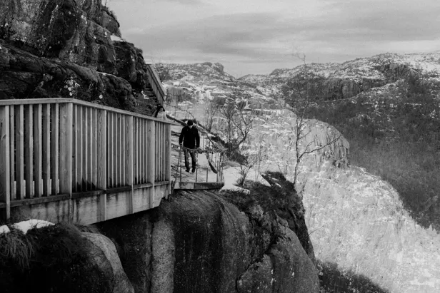 En mann på Preikestolen