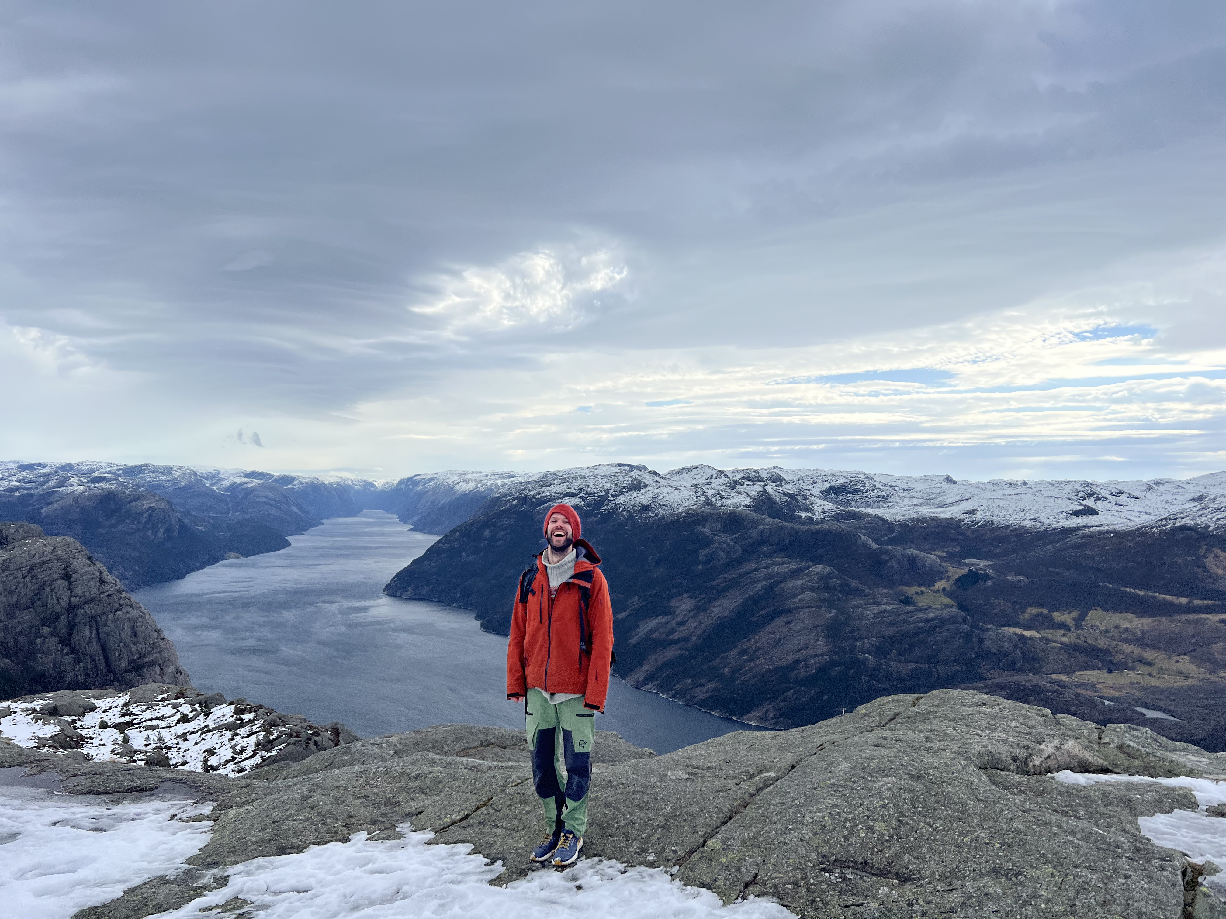 En person som står på et snødekt fjell