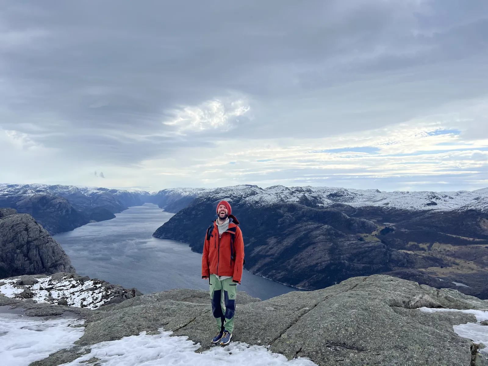 En person som står på et snødekt fjell