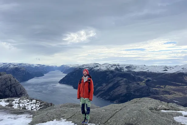 En person som står på et snødekt fjell