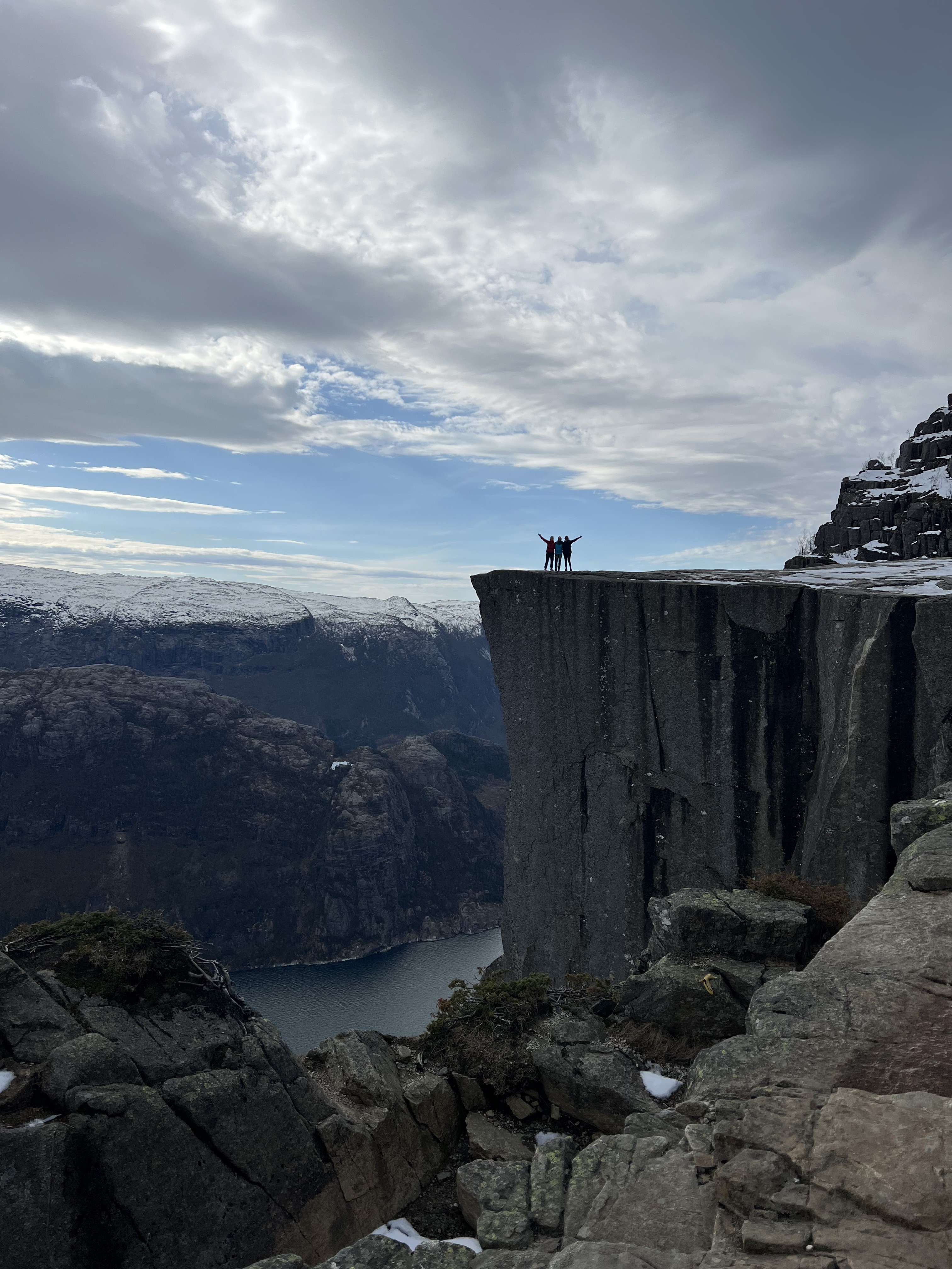 En gruppe mennesker på en klippe