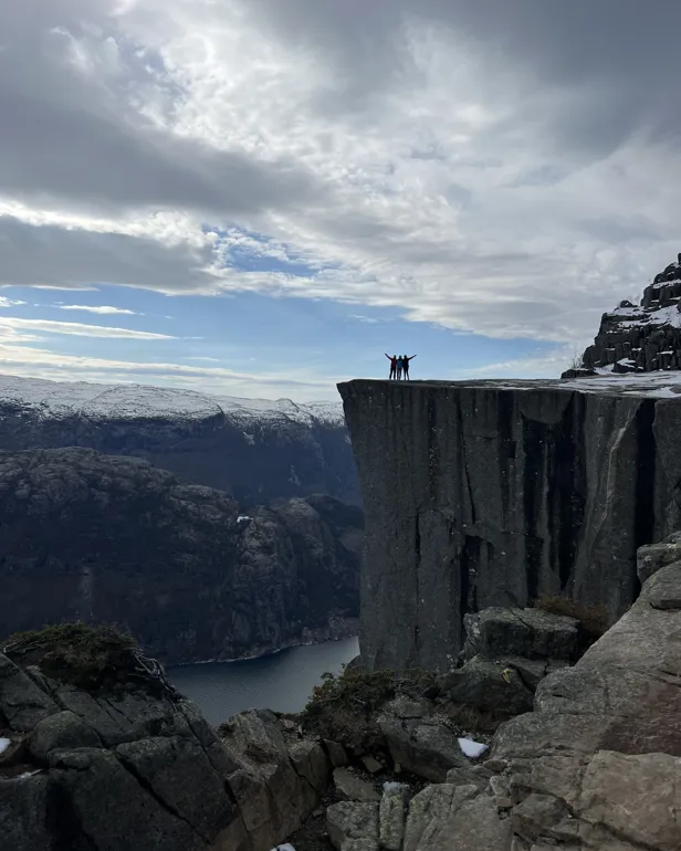 En gruppe mennesker på en klippe