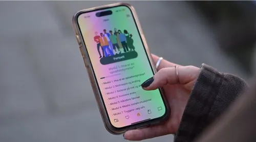 En person som holder en telefon