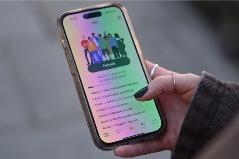 En person som holder en telefon