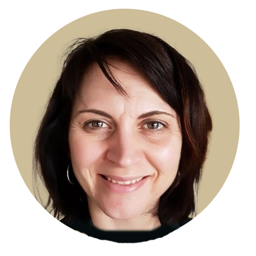 Et nærbilde av en kvinne som smiler