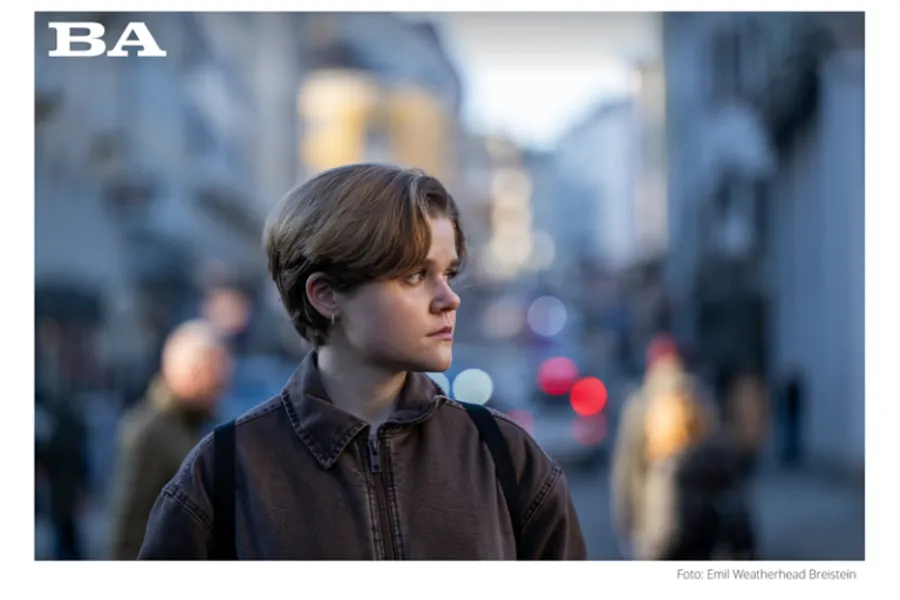 En person som ser til siden