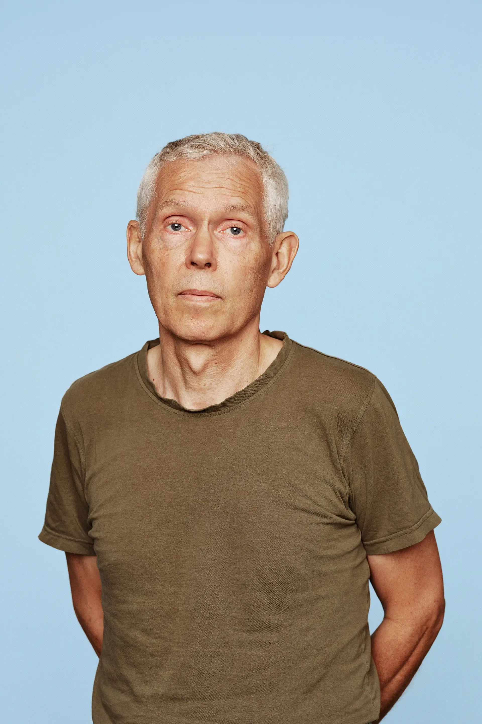 En mann med grått hår