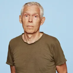 En mann med grått hår