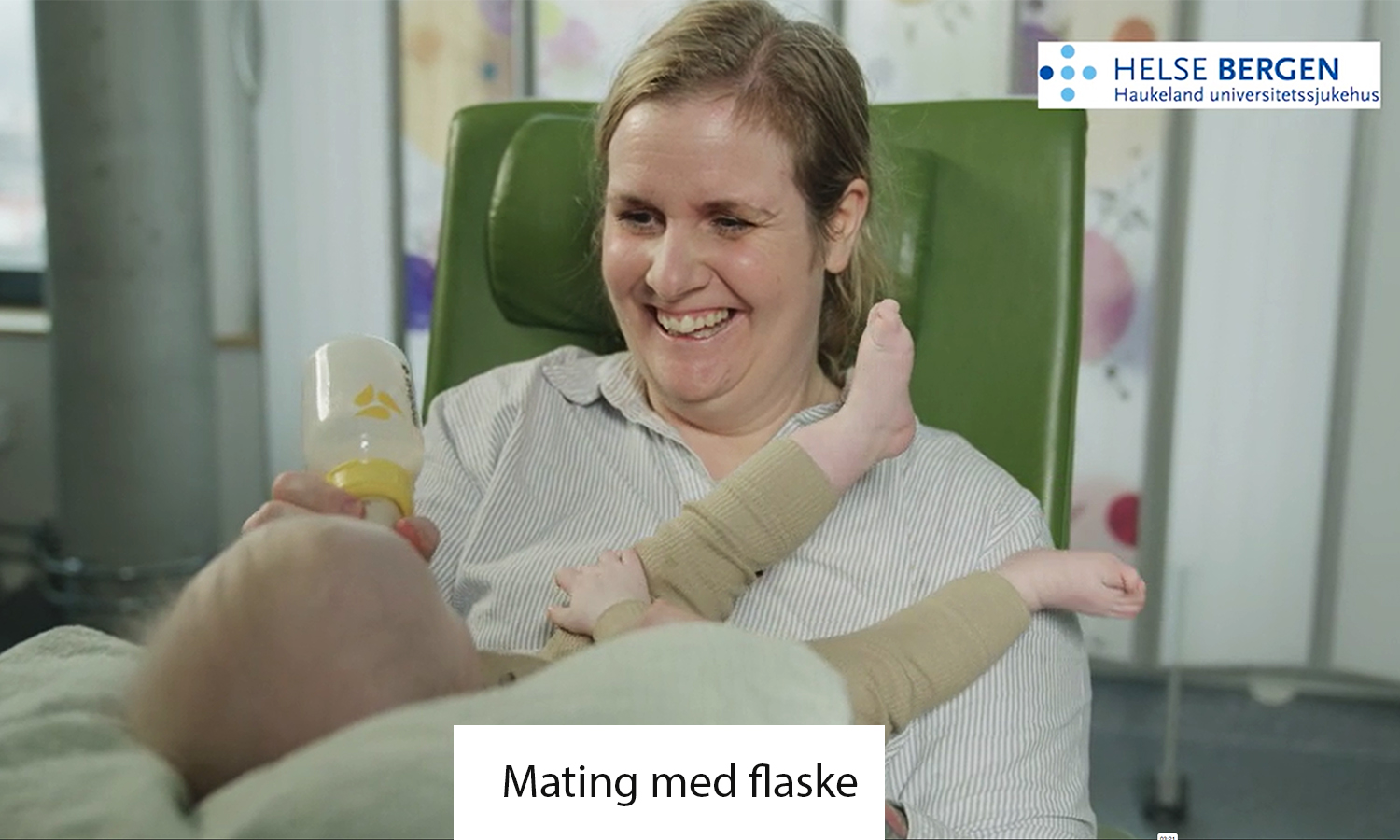 mor mater barn med flaske