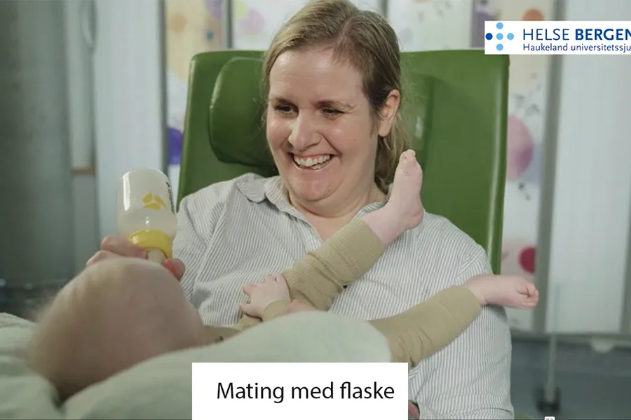 mor mater barn med flaske