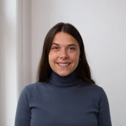 En kvinne som smiler til kameraet