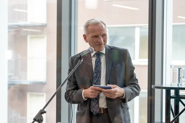 En mann som snakker i en mikrofon