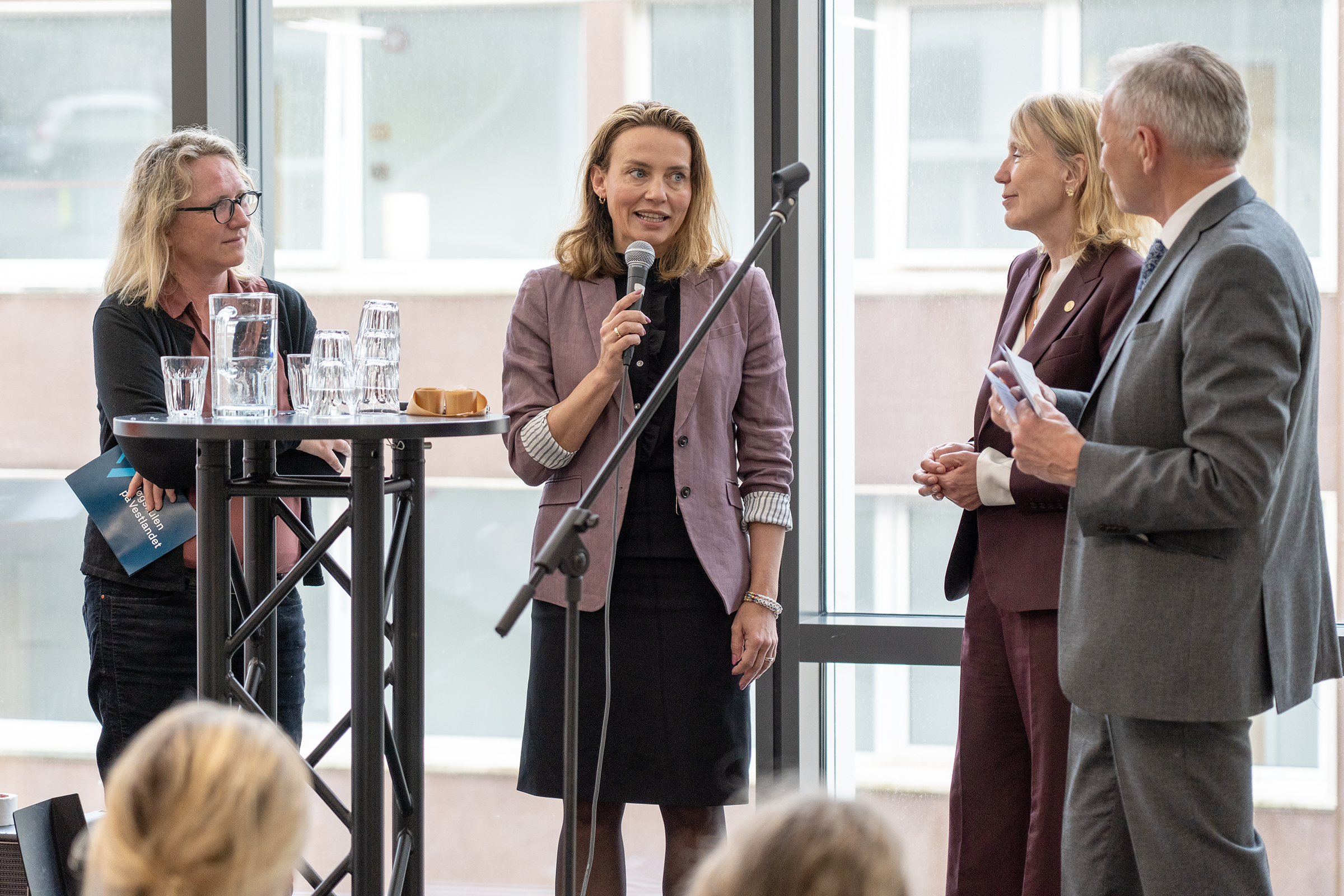 En gruppe mennesker som snakker sammen