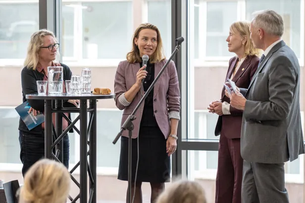 En gruppe mennesker som snakker sammen