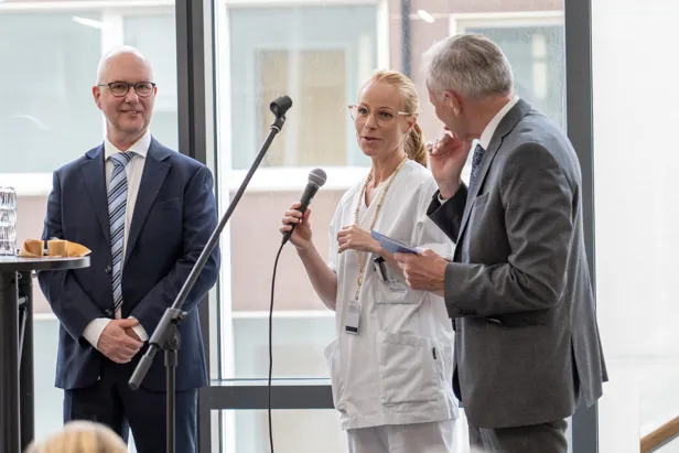 En gruppe mennesker som snakker i mikrofon