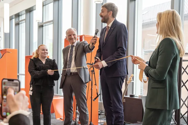 En mann som klipper en snor