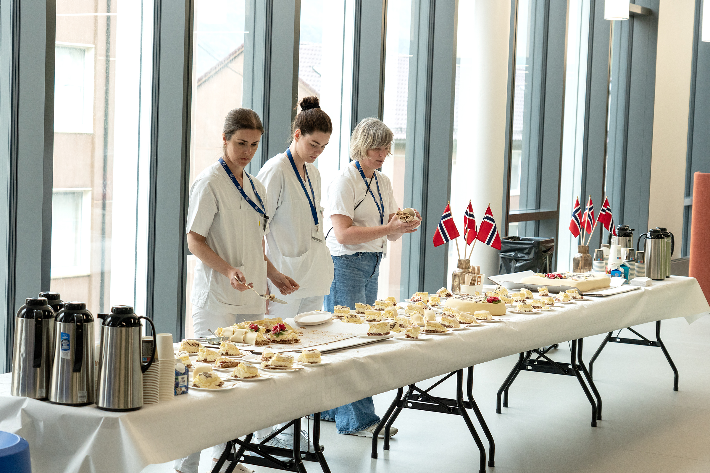 Et langbord med flere kaker