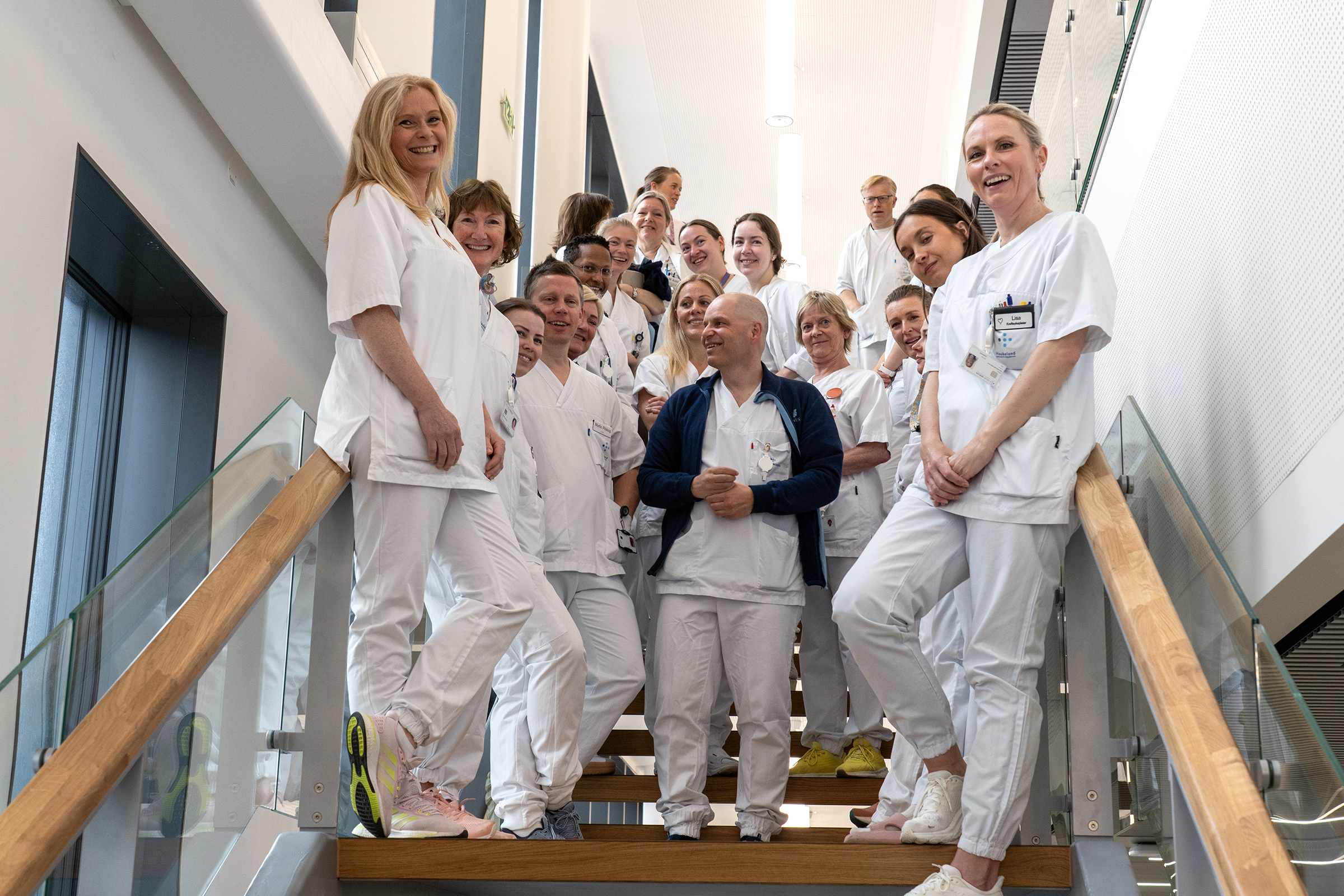En gruppe mennesker i hvitt som står i en trapp