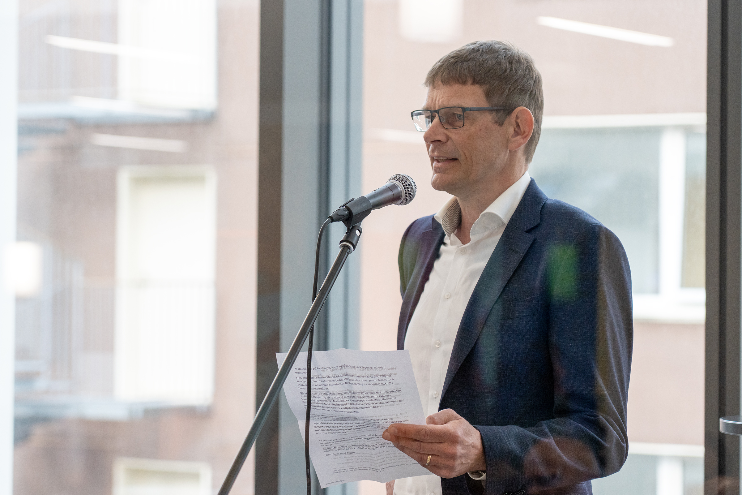 En mann som snakker i en mikrofon