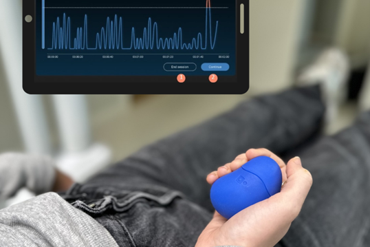 En person som holder en blå sensor