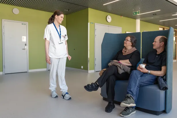 To personer snakker med en sykepleier
