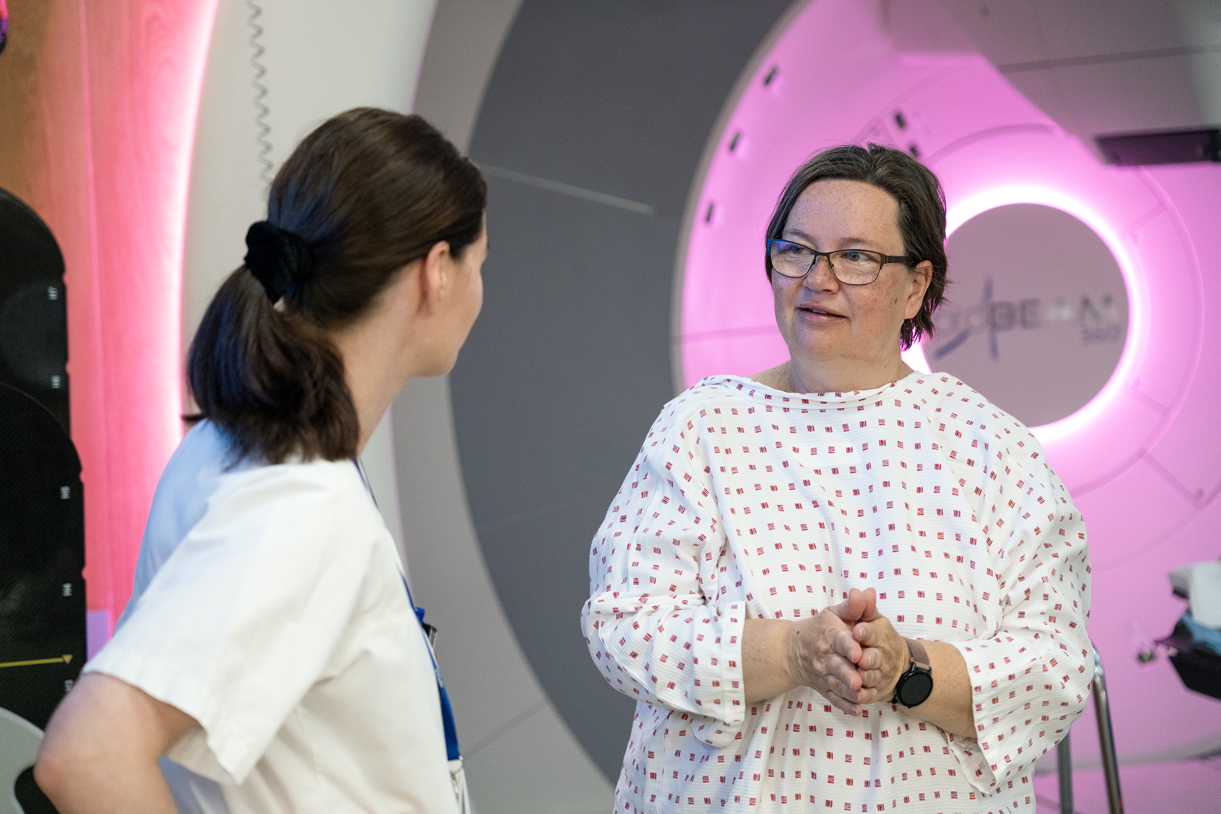 En sykepleier snakker med en pasient