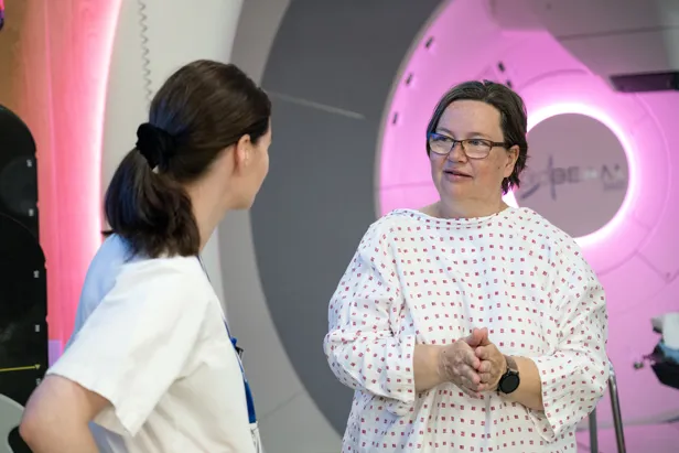 En sykepleier snakker med en pasient