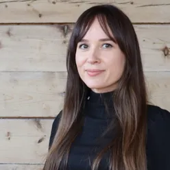 En kvinne med langt hår