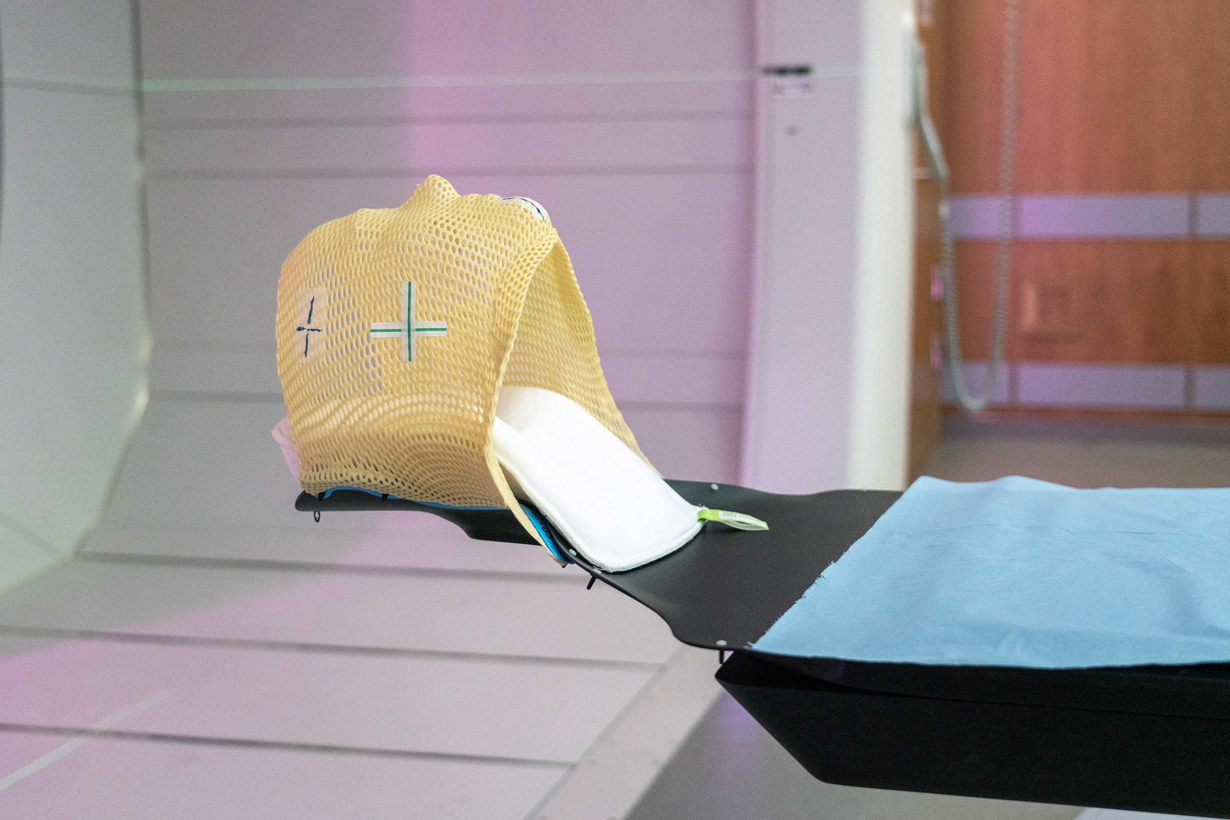 En gul maske som ligger på pasientbord