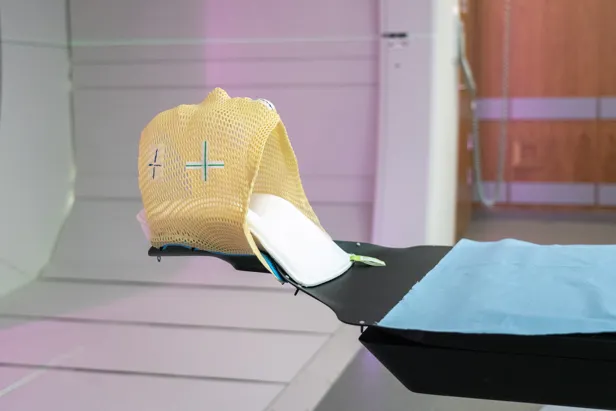 En gul maske som ligger på pasientbord