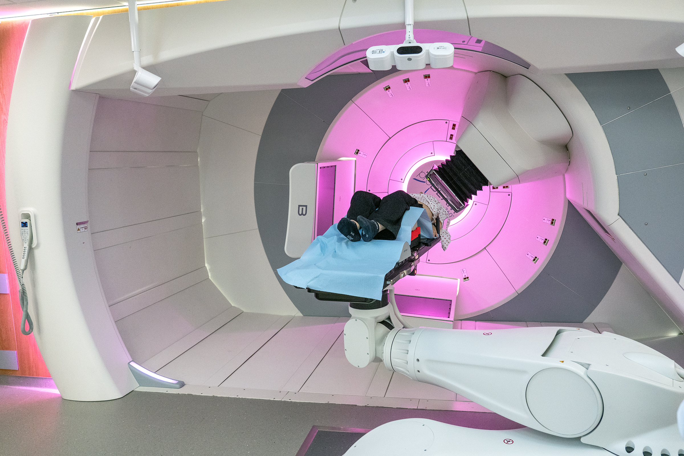 En pasient som ligger i en strålemaskin