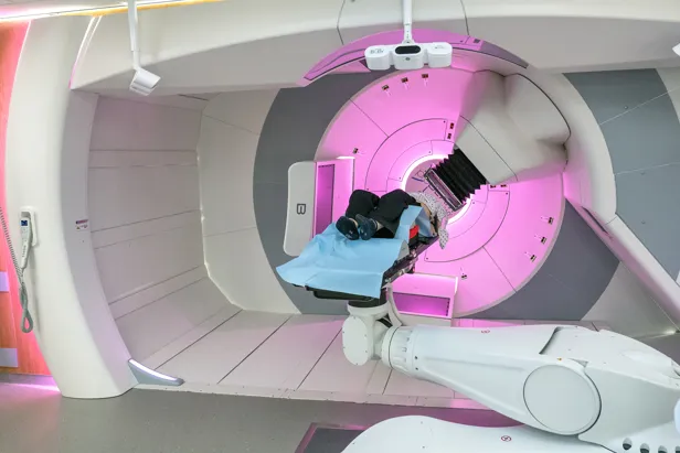 En pasient som ligger i en strålemaskin