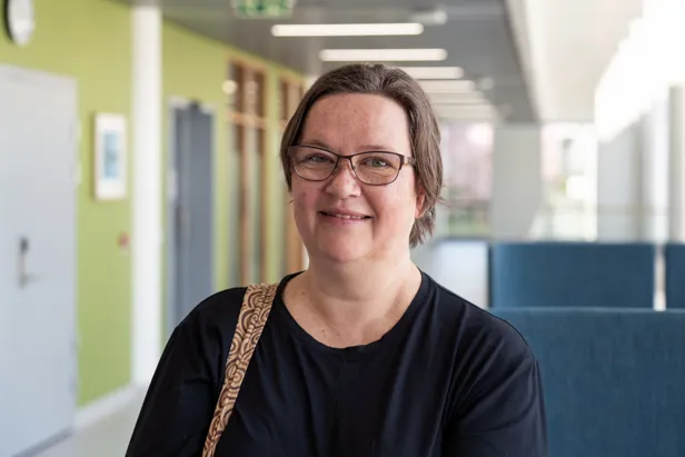 En kvinne som smiler