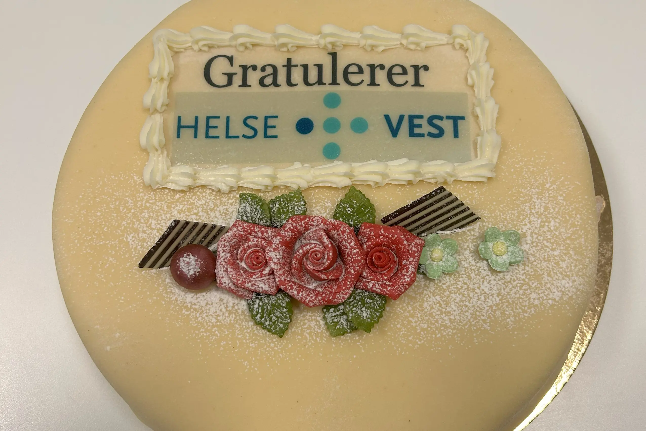 Ei kake med pynt og gratulasjon på