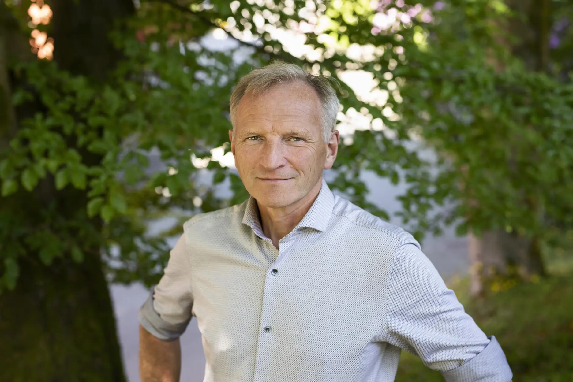 En mann som står foran trær