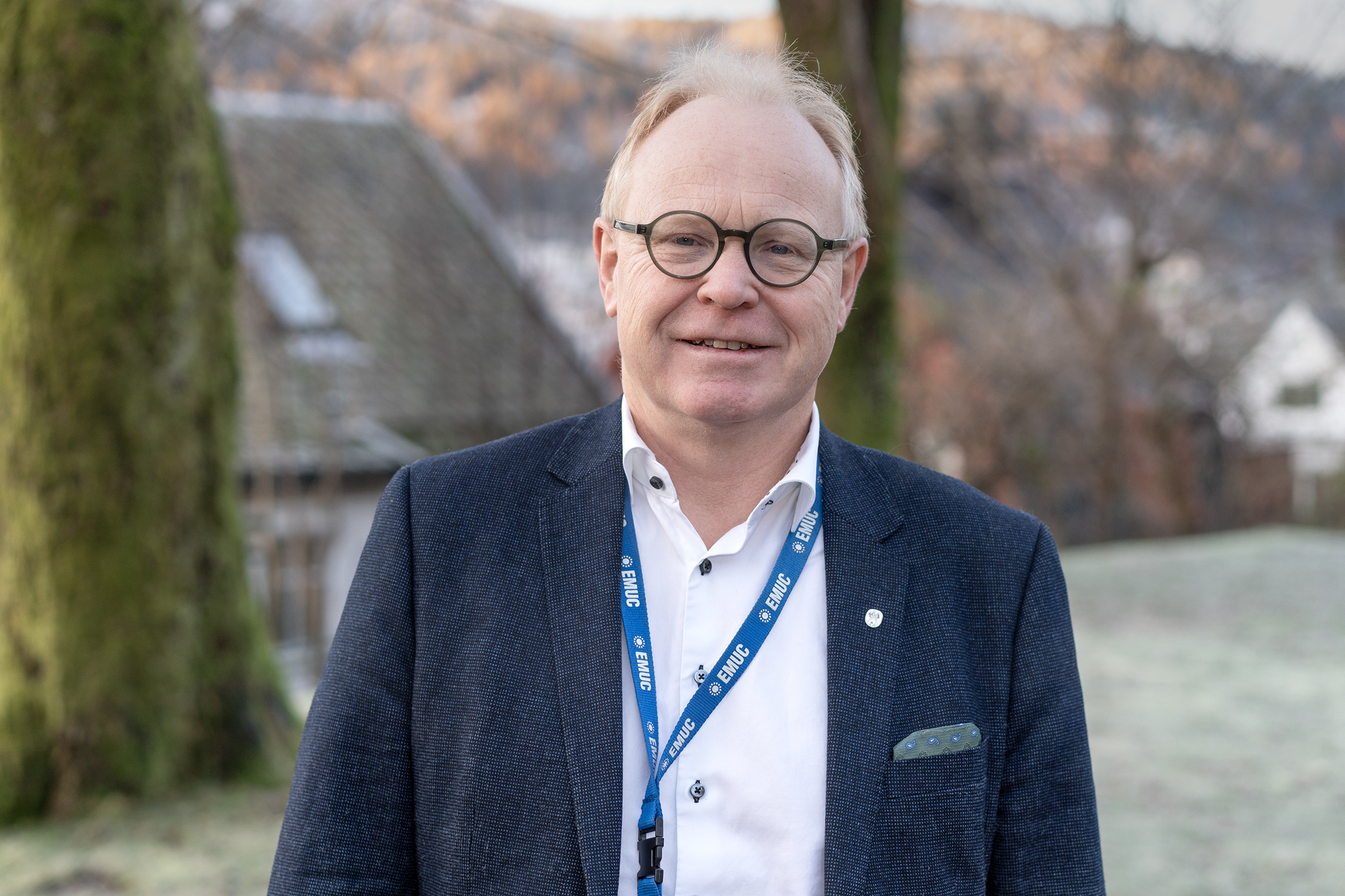 En mann med briller