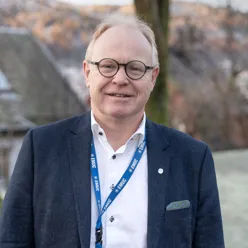 En mann med briller
