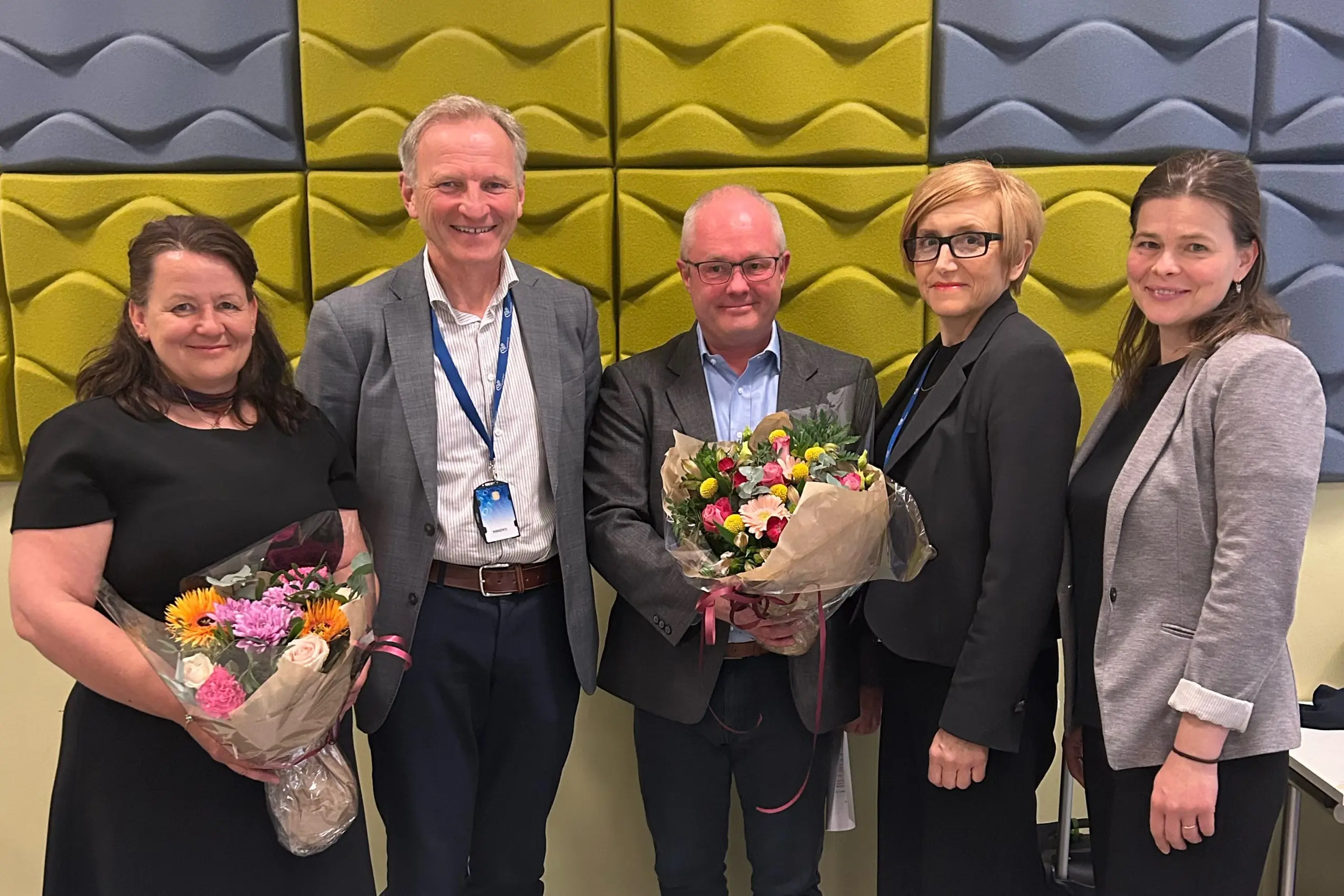En gruppe mennesker som poserer for et bilde